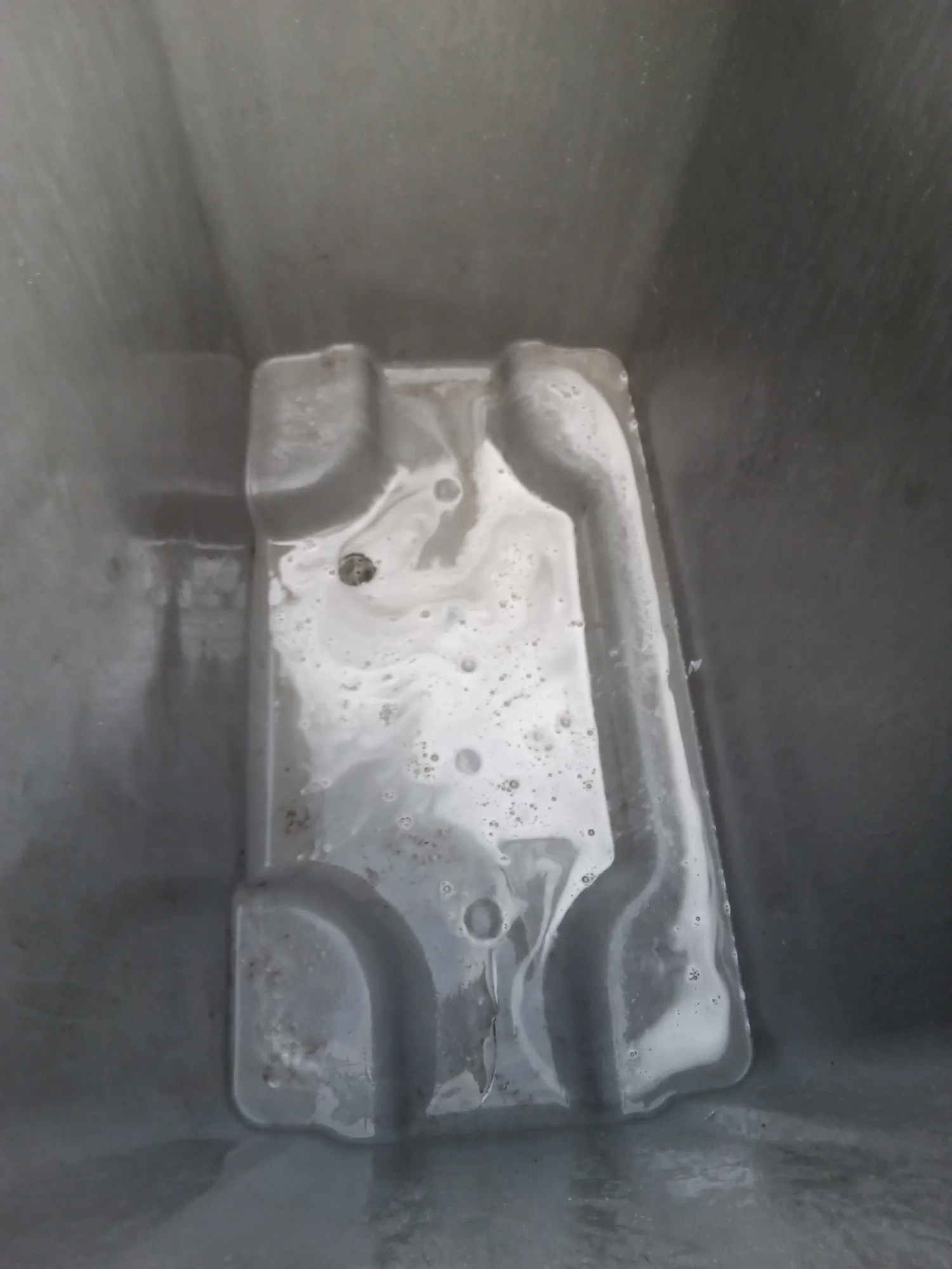 Intérieur de bac roulant désinfecté après lavage haute pression